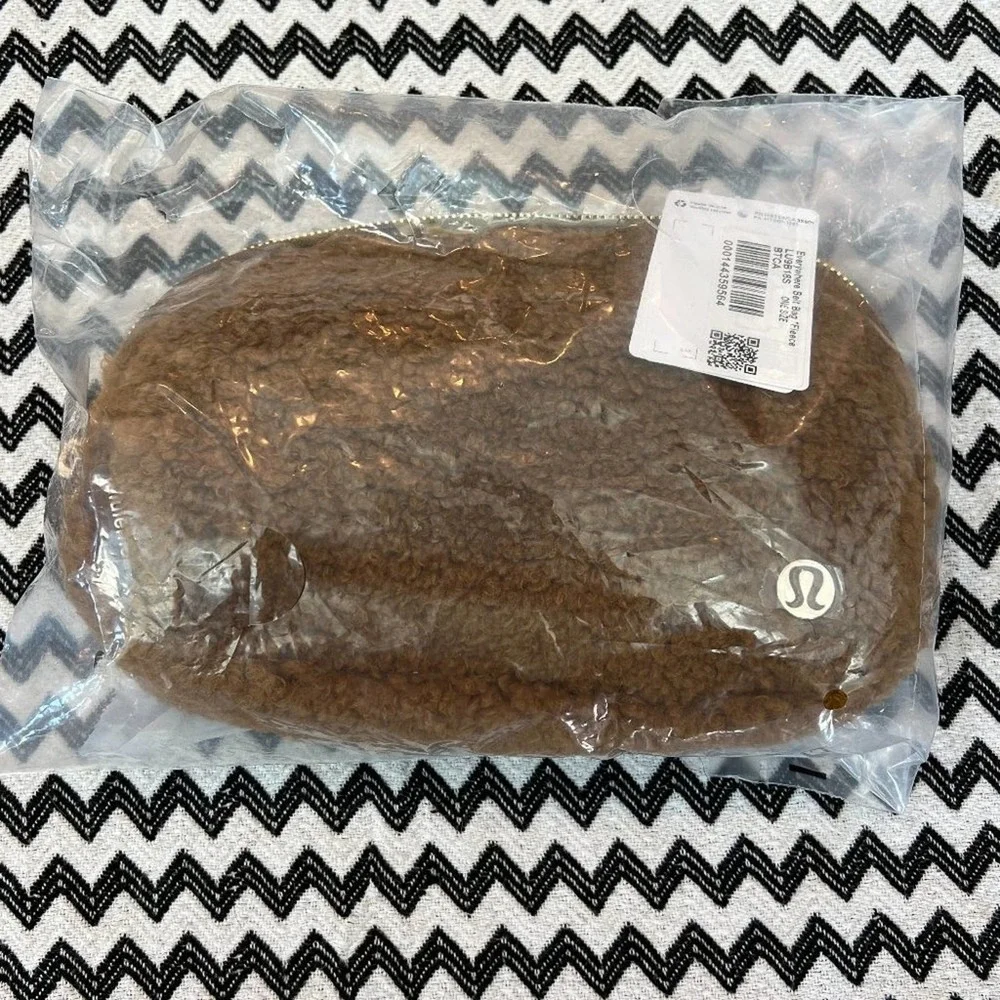 NWT Burnt Caramel Sherpa Fleece Everywhere Belt Bag lululemon - Picture 2 of 10